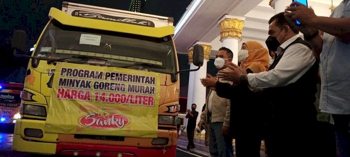 Gubernur Khofifah Kirim Ribuan Ton Minyak Goreng Ke-38  Kabupaten/Kota di Jawa Timur