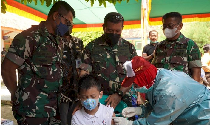 Danrem 084/BJ Tinjau Vaksinasi Anak Usia 6-11 Tahun di Giligenting Sumenep