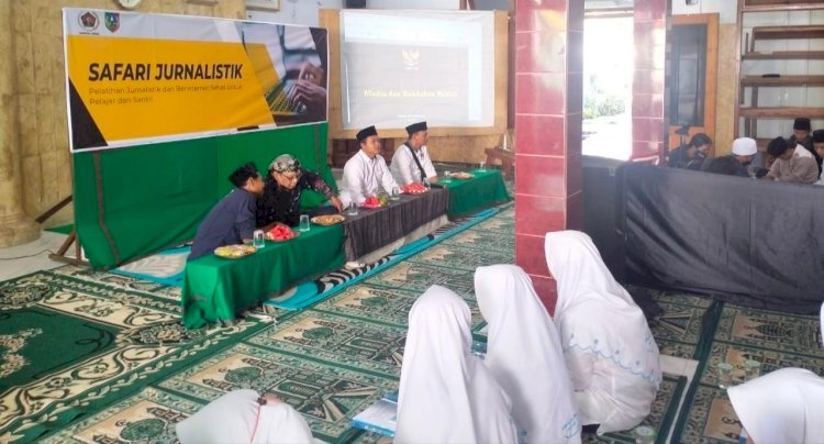 PWI Jombang Latih Jurnalistik kepada Santri