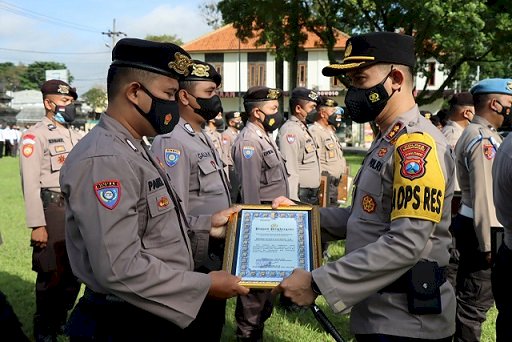 Kapolres Berikan Penghargaan Puluhan Bhabinkamtibmas