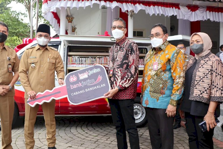 Bank Jatim Beri Mobil Perpustakaan Keliling