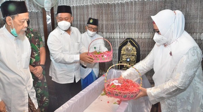 HUT Pemkab Ke-48 dan Hari Jadi Gresik Ke-535, Bupati dan Wabup Gresik Ziarah ke Makam Waliyullah