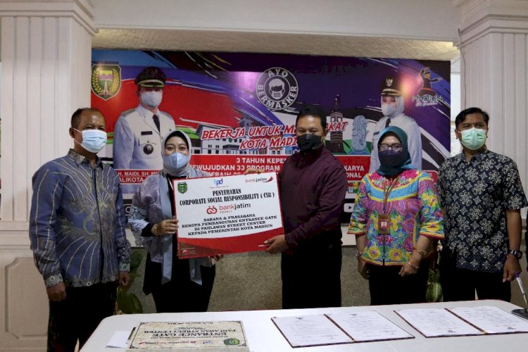 Bank Jatim Serahkan CSR ke Pemkot Madiun