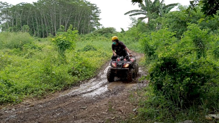 Asyiknya Bermain ATV di Genangan Lumpur saat Akhir Pekan