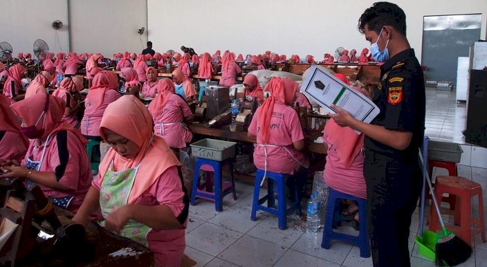 Tim BCM Lakukan Pemeriksaan dan Profiling ke Pabrik Rokok di Madura