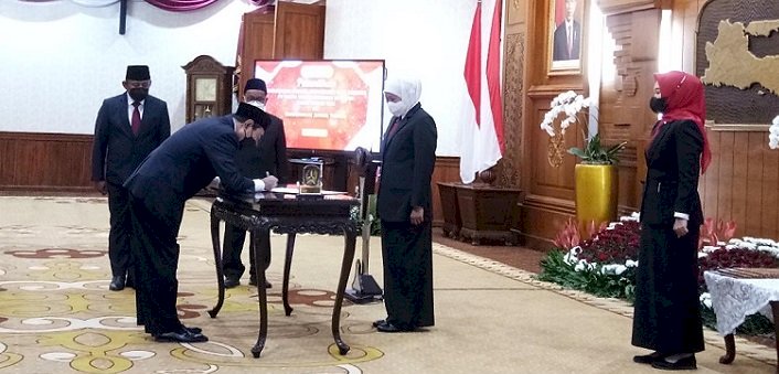 Lantik Komisaris dan Direksi Bank Jatim, Gubernur:  Curahkan Segala Kemampuan Saudara