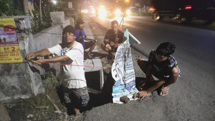 Warga Balongbendo Kesal, Pagari Kubangan Proyek Drainase