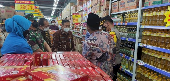 Dandim Gresik Bersama Bupati Gus Yani Sidak Minyak Goreng di Pasar dan Swalayan