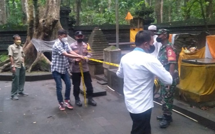 Seorang pemuda Merusak Sesajen di Situs Kawitan Alas Purwo Banyuwangi