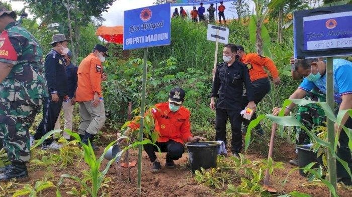 Peringatu Hari Air Sedunia, Bupati Madiun Bersama Relawan Tanam 5.400 Bibit Produktif