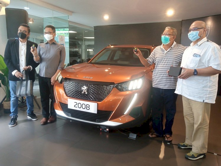 Tiga Pembeli Pertama dari Surabaya Terima New Peugeot 2008 SUV