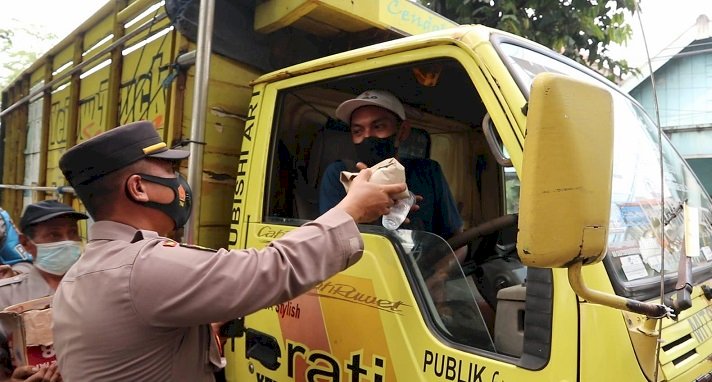 Terjebak Macet di Jalur Pantura , Polres Gresik Bagikan Nasi Bungkus dan Air Mineral