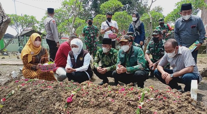 Takziyah ke Keluarga Sertu Eka dan Bidan Sri, Korban Serangan di Yalimo, Khofifah Kuatkan Anak dan Keluarga