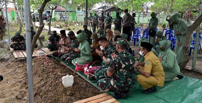 Dampingi Pangdam V/Brawijaya, Danrem 084 Ikut Ziarah ke Makam Sertu Eka