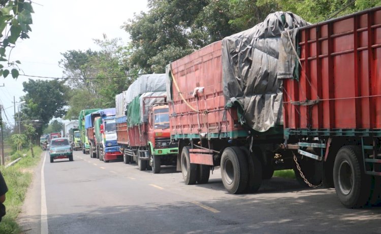 Antre Solar, Puluhan Sopir Truk  Menginap di SPBU