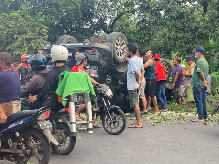 Keluar Bahu Jalan, Fortuner Terbalik