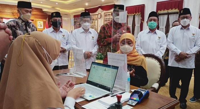 Gubernur Bayar Zakat Lewat Baznas Jatim, Khofifah: Zakat Produktif Ada Format Baru