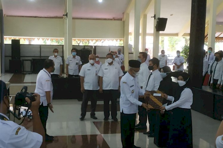 Bupati Salwa Bagikan SK pada Ratusan Calon ASN