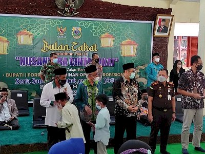 Bupati Serahkan Ratusan Bantuan Kepada Anak Yatim