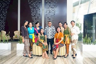 Karyawan Aston Banyuwangi Pakai Kebaya dan Batik