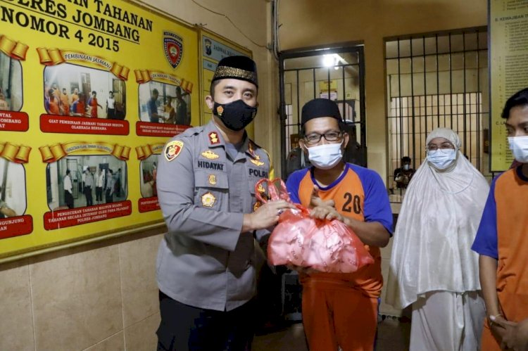 Sate Kambing Jadi Santapan Bukber Kapolres Jombang dengan Tahanan