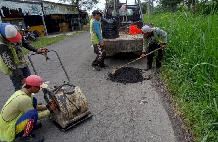 Dinas PUPR Jombang Perbaiki Ruas Jalan yang Rusak