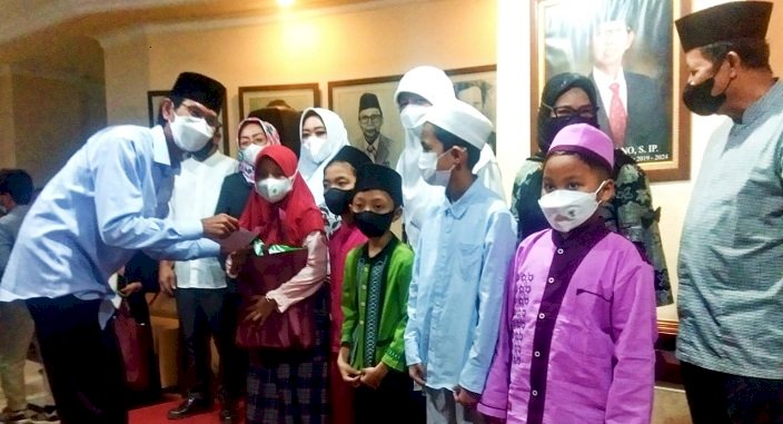 Lestarikan Tradisi Ramadan, Pimpinan dan Anggota DPRD Surabaya Buka Puasa Bareng Anak Yatim