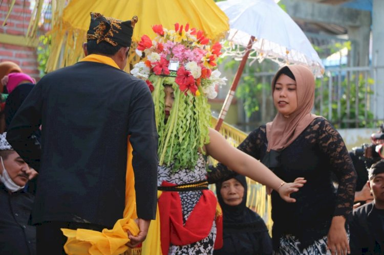 Antusias Wisatawan Saksikan Ritual Adat Seblang Olehsari