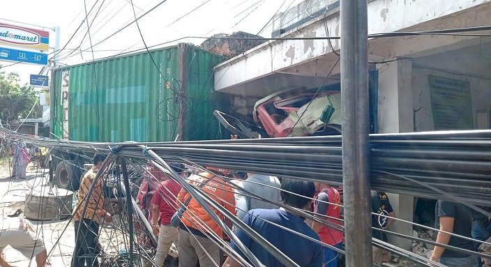 Kecelakaan Maut di Bungah Gresik, 1 Pengemudi Ertiga Tewas  Tergencet Truk Kontainer