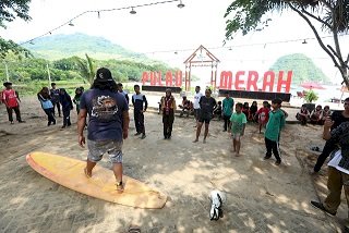 Banyuwangi Gelar Pelatihan Selancar Anak Muda