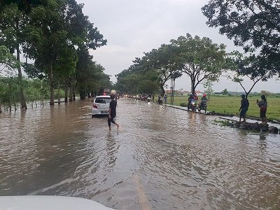 Jalan Pantura Arah Probolinggo-Situbondo Lumpuh, Akibat Banjir