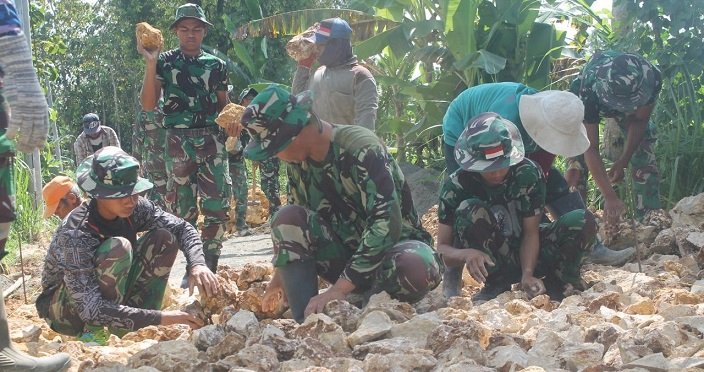 Demi Target, Satgas TMMD Tuban Ajak Warga Bangun Jalan