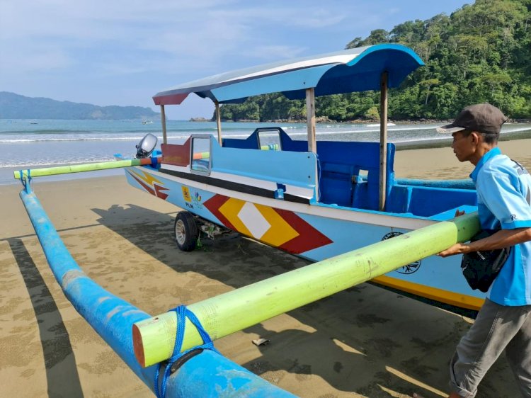 PLN Fasilitasi Perahu Wisata Teluk Hijau dari Pantai Rajegwesi