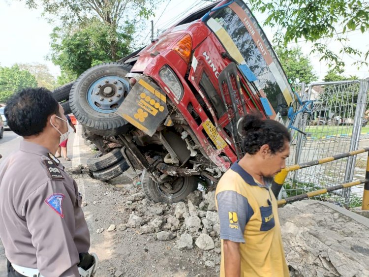 Rem Blong, Trailer Terguling Timpa Pipa Gas