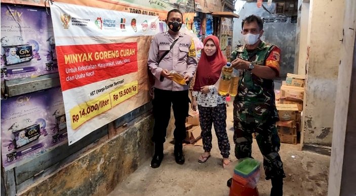 Babinsa Kandangan Bersama Babinkamtibmas Pantau Harga Minyak Goreng di Pasar