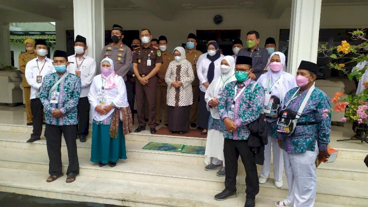 Bupati Lepas Pemberangkatan 6 CJH Asal Jombang