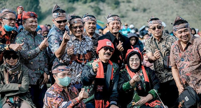 Gebyar Batik PamekasanIn Eksotika Bromo 2022, Mystical Adventure Fashion Batik Collosal Pukau Penonton