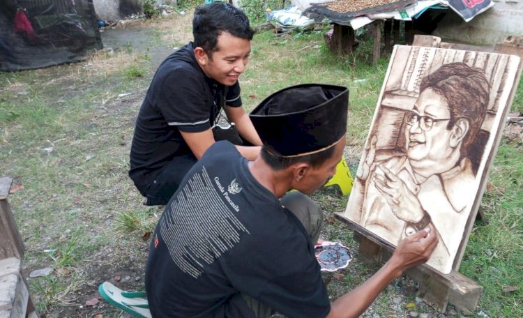 Lewat Ampas Kopi, Seniman Sidoarjo Lukis Airlangga Hartarto
