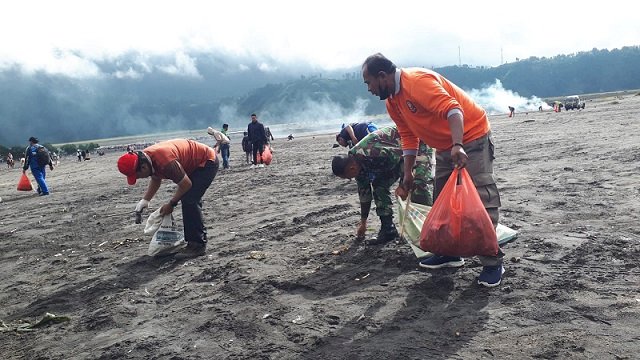 Usai Gelaran Yadnya Kasada, Warga Tengger Bersihkan Sampah Dilautan Pasir