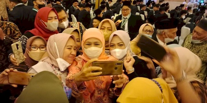 Khofifah Minta Anak-anak SMP-SMA Khadijah Jaga Salat, Alquran dan Makanan Halal