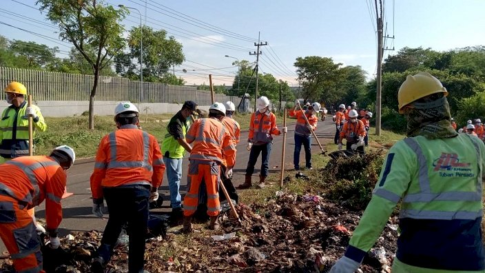 Peringati Hari Lingkungan Hidup, Karyawan SBI Bersih Sampah dan Tanam Pohon