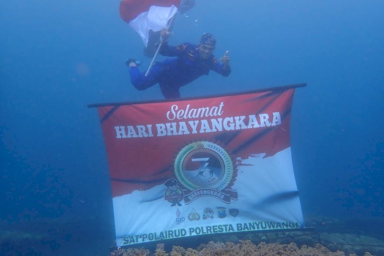 Kibarkan Bendera di Bawah Laut