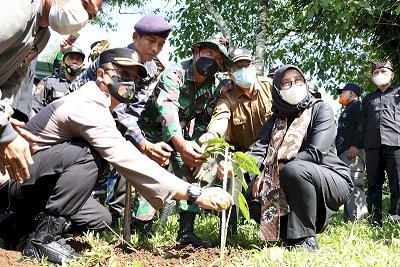 Lakukan Penanaman 7.600 Pohon Sambut HUT Bhayangkara