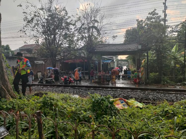 Menyeberang Rel, Tewas Tertabrak KA