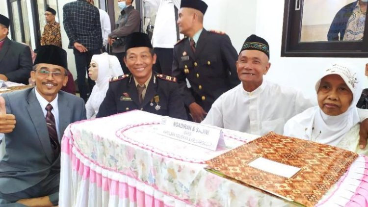 Kakek Nenek Ikuti Nikah Massal di Polres Jombang