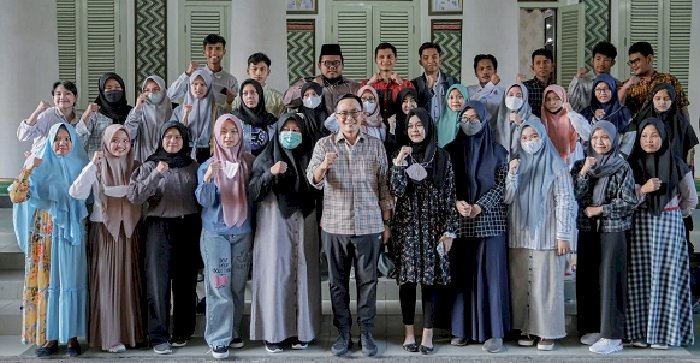 Beri Dorongan Semangat dan Beri Beasiswa, Bupati Baddrut Tamam Lepas 38 Calon Mahasiswa FK Unair