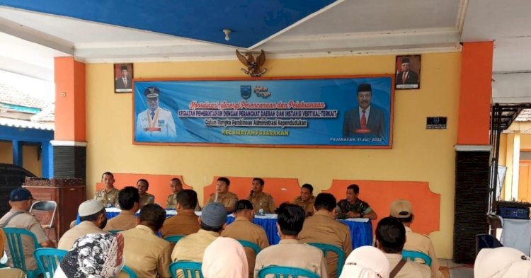 Camat Pajarakan Kumpulkan Kades Soal Adminduk dan Target PBB