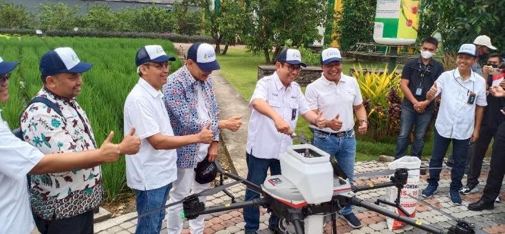 Petrokimia Gresik Sukses Uji Coba Pemupukan Pakai Drone