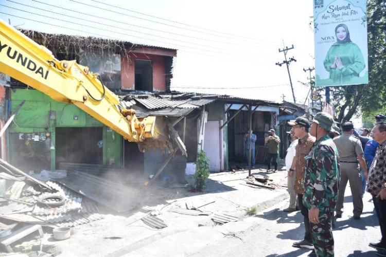 Bupati Pimpin Pembongkaran 58 Bangunan di Bangah-Aloha