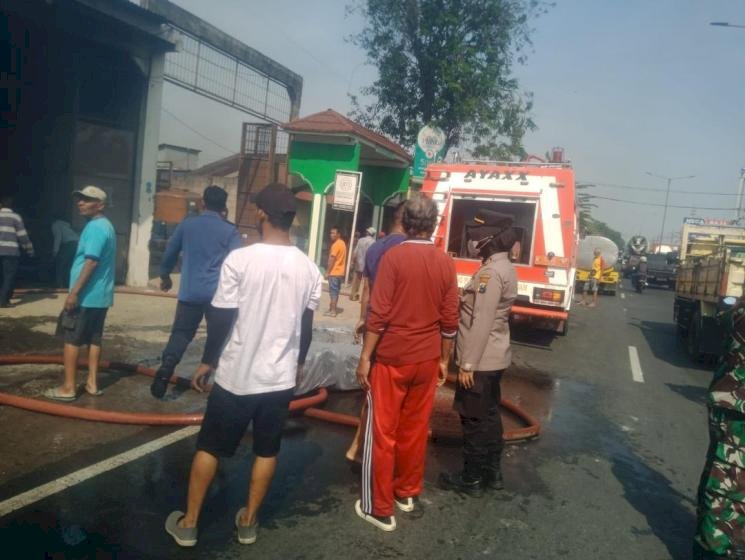 Gudang Kimia Terbakar, Terdengar 4 Kali Ledakan